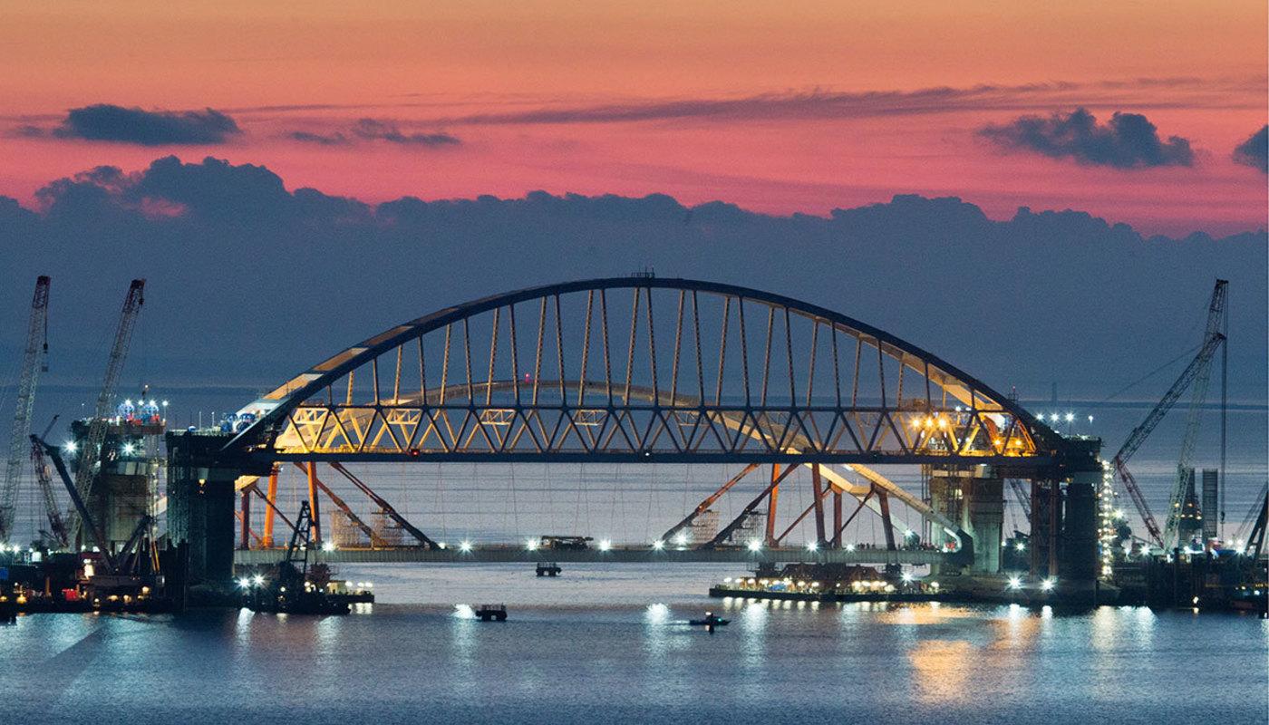 Крупное ЧП с бомбами у Керченского моста в Крым - оккупанты срочно оцепили акваторию пролива