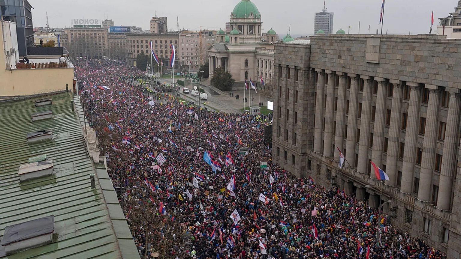 В Белграде люди массово вышли на финальный митинг оппозиции