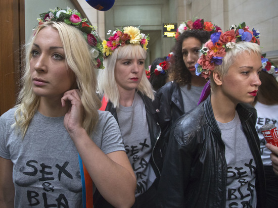 "FEMEN взывает к силам природы очистить мир от рыжей чумы патриархата", - новая акция феминисток у Посольства США в Киеве. Кадры