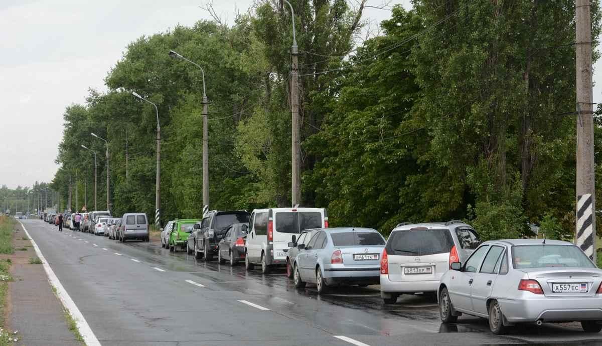 В "ДНР" признали, что специально создают неудобства на пункте пропуска "Еленовка": "Это игра в русскую рулетку"