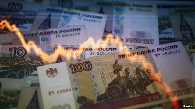 Российские СМИ о курсе рубля: У слабой экономики не может быть сильной валюты
