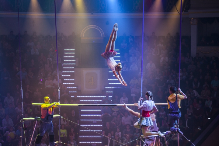 Во время опаснейшего трюка под куполом цирка российская гимнастка сорвалась вниз с огромной высоты – кадры