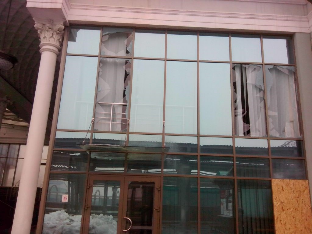 Поезда сюда больше не ходят: журналист показал, как террористы уничтожают вокзал в оккупированном Донецке - кадры