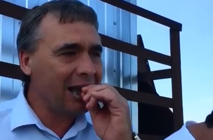 В Крыму "министр" Рюмшин публично съел живую креветку из пруда: кадры позора оккупанта