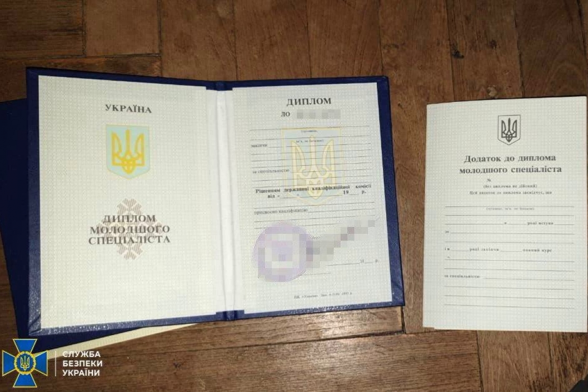 ​По $500 за документ: боевики "Л/ДНР" массово скупают поддельные дипломы вузов Украины