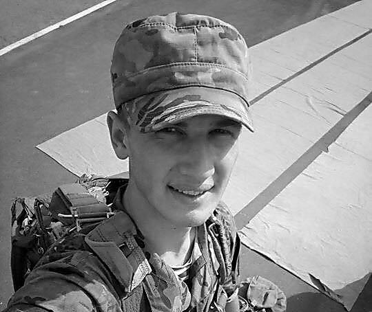 Погиб от пули снайпера. В Херсонской области в последний путь проводят 22-летнего десантника Артема Скупейко – кадры