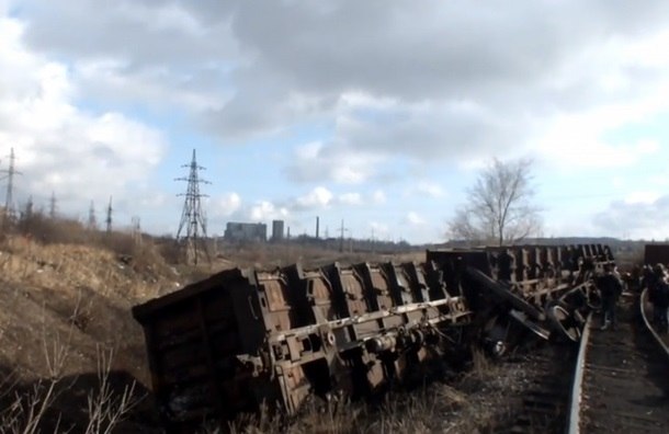 В Макеевке произошло крушение поезда: перевернулся состав с углем