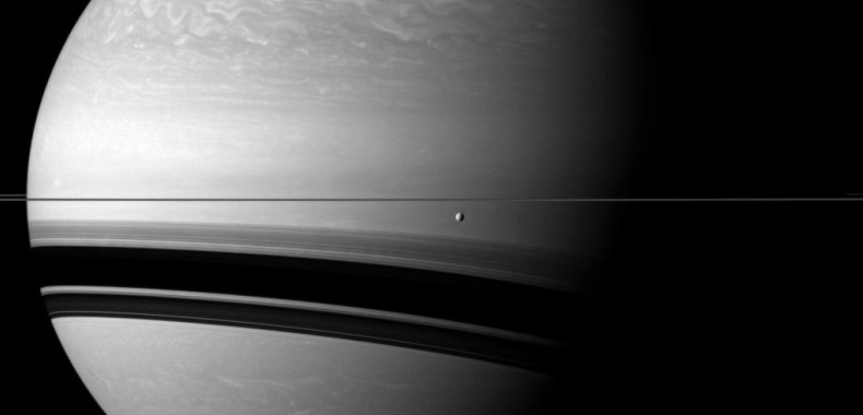 Сатурн начал "петь" своему спутнику Энцеладу: мелодия заворожила пользователей Интернета - кадры