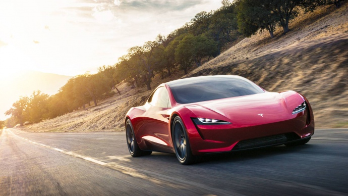 "Наша цель - нанести окончательное поражение топливным автомобилям", - Маск презентовал сверхбыстрый спортивный электромобиль Tesla Roadster. Кадры