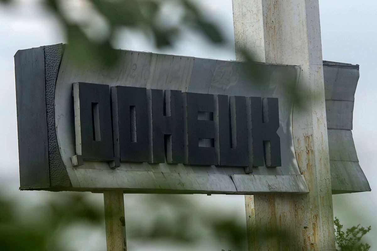 Взрыв нефтебазы в Донецке: росСМИ назвали "причину"
