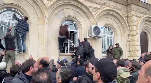 В Абхазії протестувальники проти "інвестиційної угоди" з РФ увірвалися до будівлі парламенту
