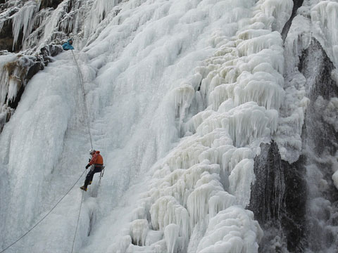 Тело третьей попавшей под лавину альпинистки найдено на Камчатке  