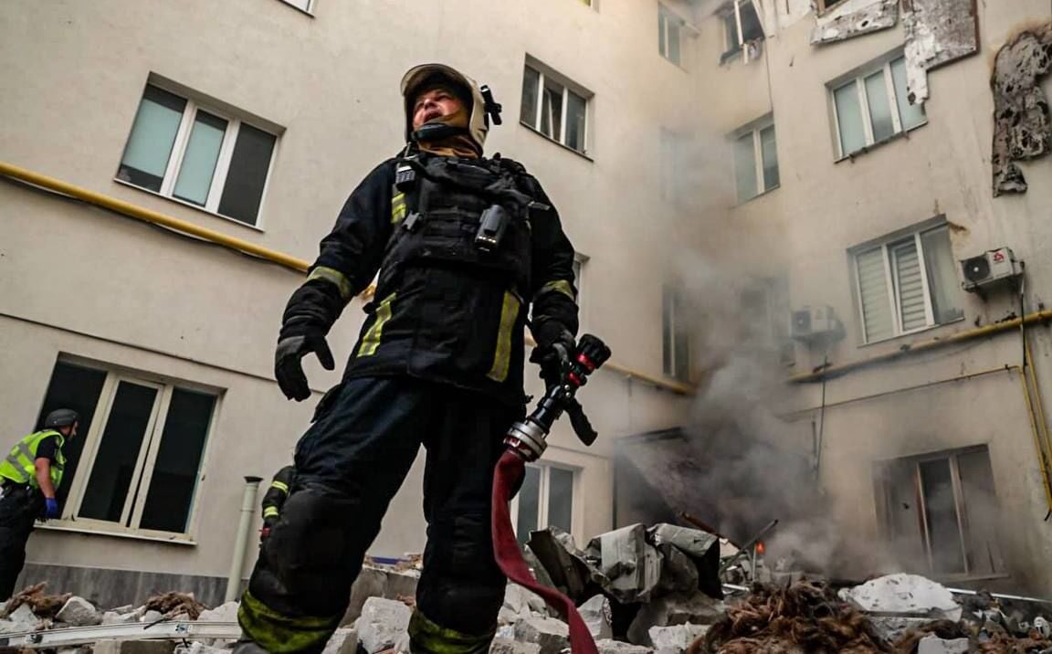 Ракеты РФ атаковали Мукачево – много раненых, спасатели до сих пор тушат масштабный пожар, появилось видео
