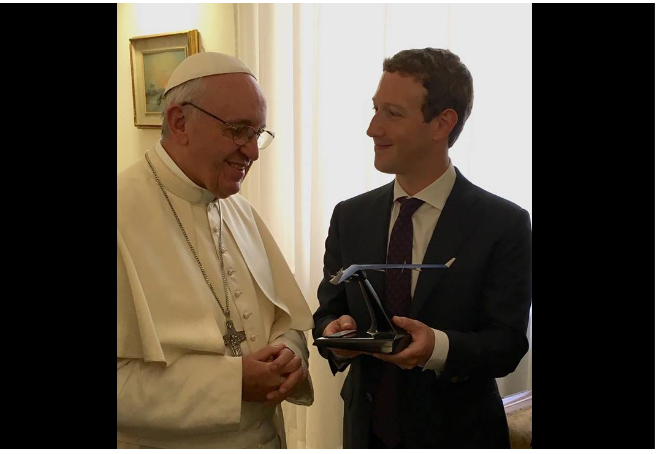 Встреча в Ватикане: Марк Цукерберг подарил Папе Римскому игрушку для бедных