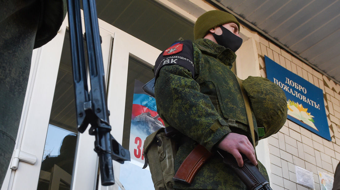 В Донецке во время бунта против "мобилизации" боевик "ДНР" приставил пистолет к голове ребенка