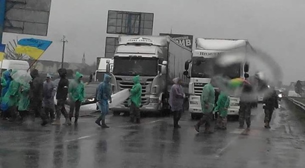 В Киеве разъяренные бойцы АТО блокируют трассы: водителей выкидывают из машин и заставляют поддержать акцию протеста