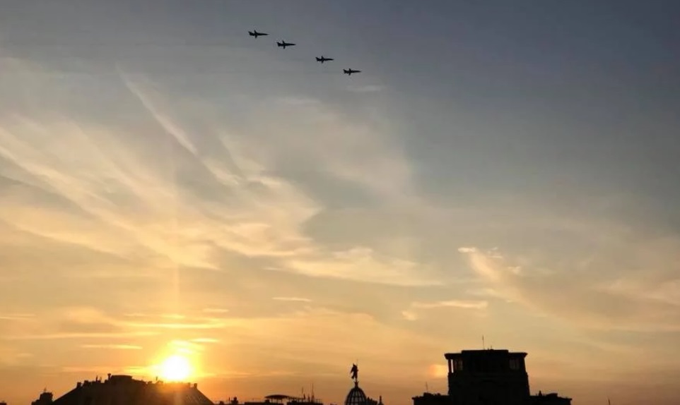 День Независимости с высоты птичьего полета: в Сети появились захватывающие кадры парада из кабины самолета