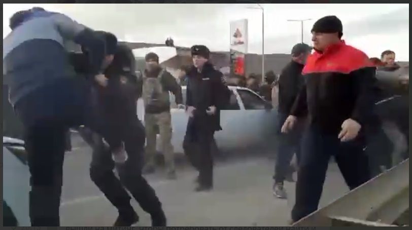 В Дагестане люди вышли на протест с плакатом "Убийцы": полиция разгоняет и бьет дубинками – видео
