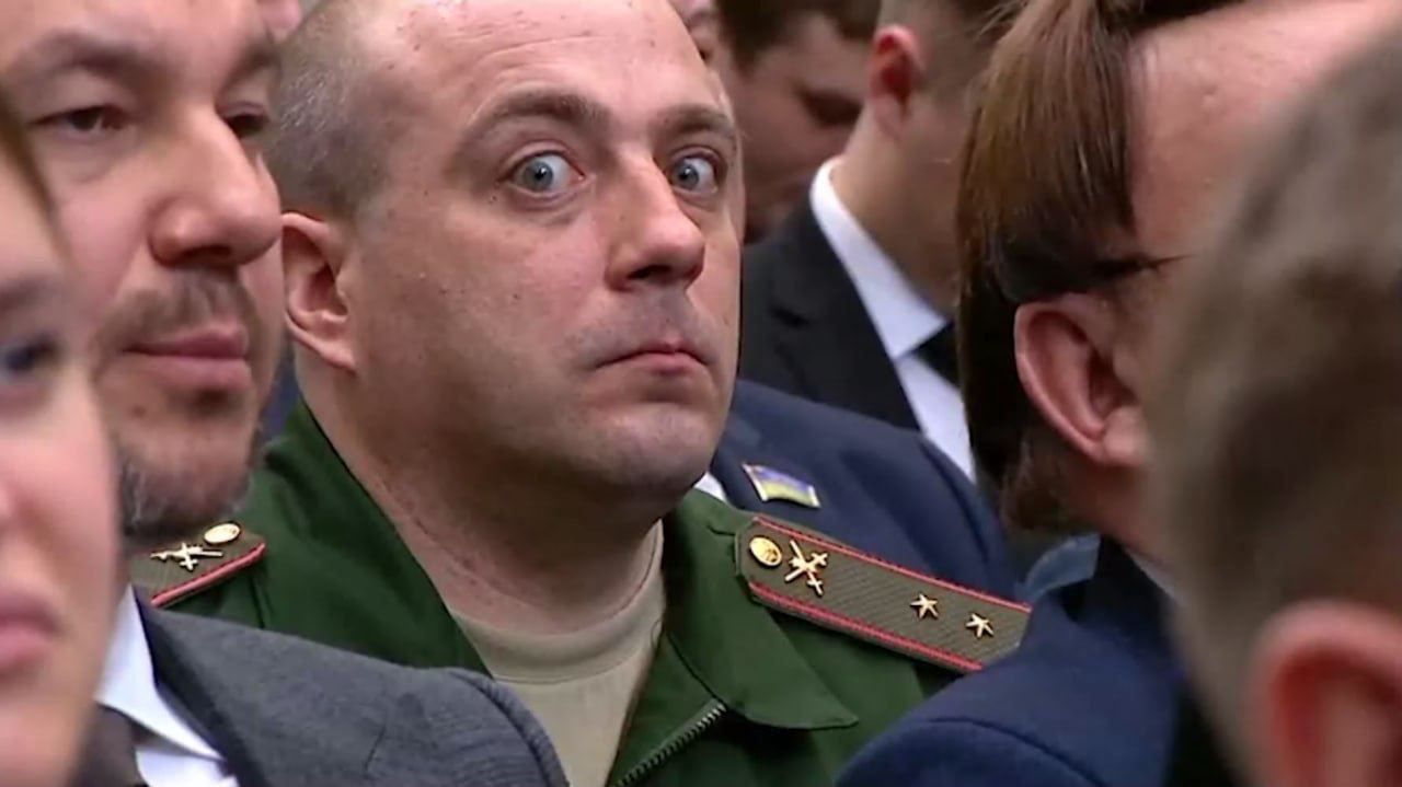 Ошарашенный посланием Путина "герой СВО" на фоне флага Украины стал мемом в Сети: что известно