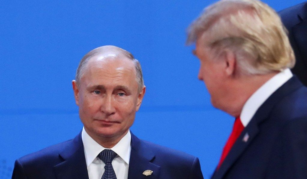 Российское ТВ "позорно" вырезало момент, как Трамп не пожал руку Путину: видео взорвало соцсети