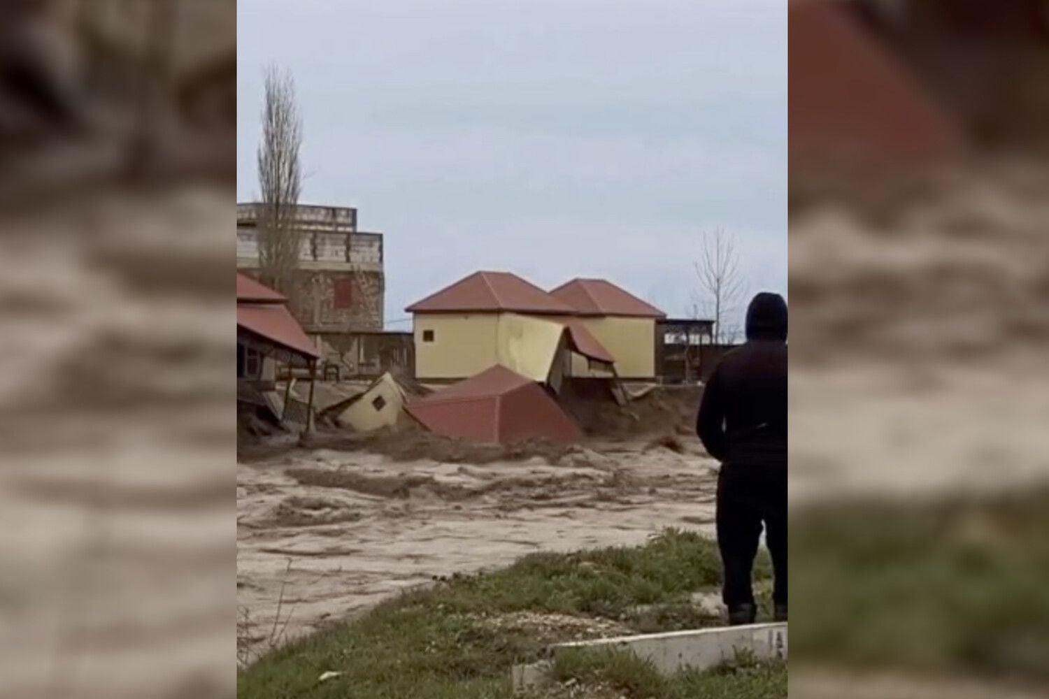 В РФ прорвало дамбу Геджухского водохранилища: поток сносит людей и машины, обрушен мост 