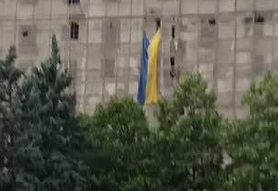 Патриоты в Донецке повесили огромный украинский флаг под носом у боевиков - кадры взорвали Сеть