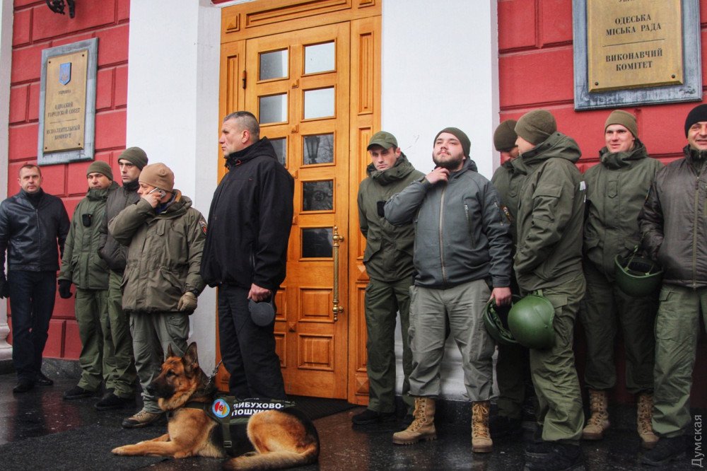 "Это плевок в лицо города", - одесситы возмущены приговором для Труханова, собирается митинг - к зданию мэрии стягивают силовиков. Кадры