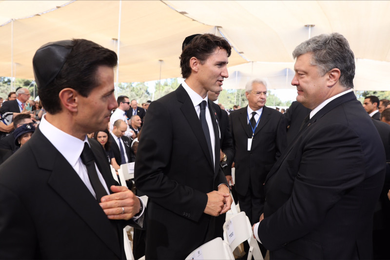 Петр Порошенко провел ряд встреч с мировыми лидерами в Иерусалиме: украинский глава переговорил с президентами Франции, Литвы, Хорватии и Румынии