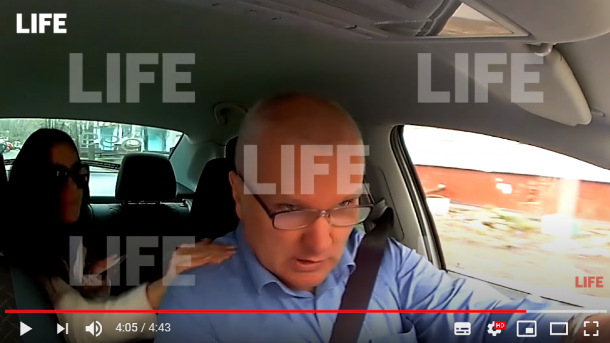  "Я тебя сейчас убью!" - в Москве таксист избил пассажирку и выкинул из машины после конфликта в салоне, видео