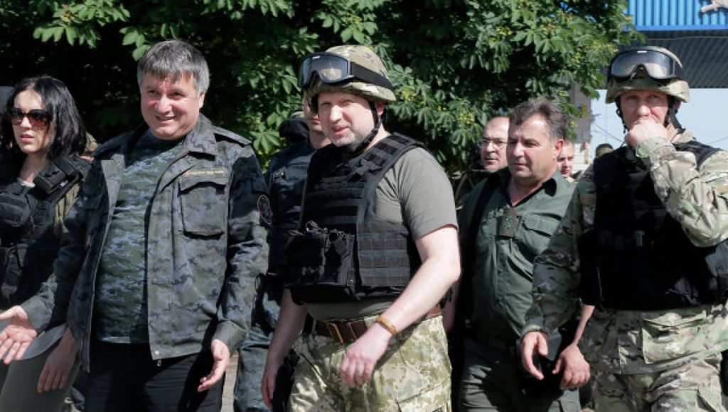 Турчинов и Аваков с инспекцией в Мариуполе: фото с места событий