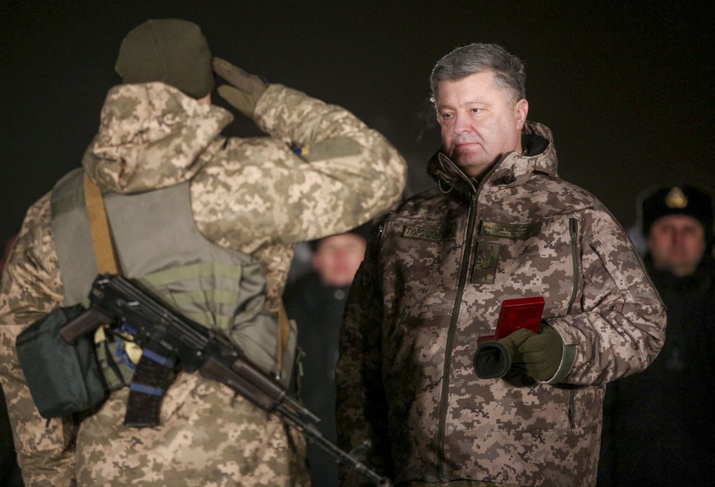 О чем не доложат Порошенко: волонтеры шокировали деталями награждения бойцов со Светлодарской дуги в Мариуполе