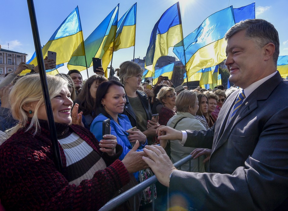Петр Порошенко: "Нашему флагу идет соседство с флагом Евросоюза. Мы приближаем дни, когда Украина станет членом ЕС и НАТО"