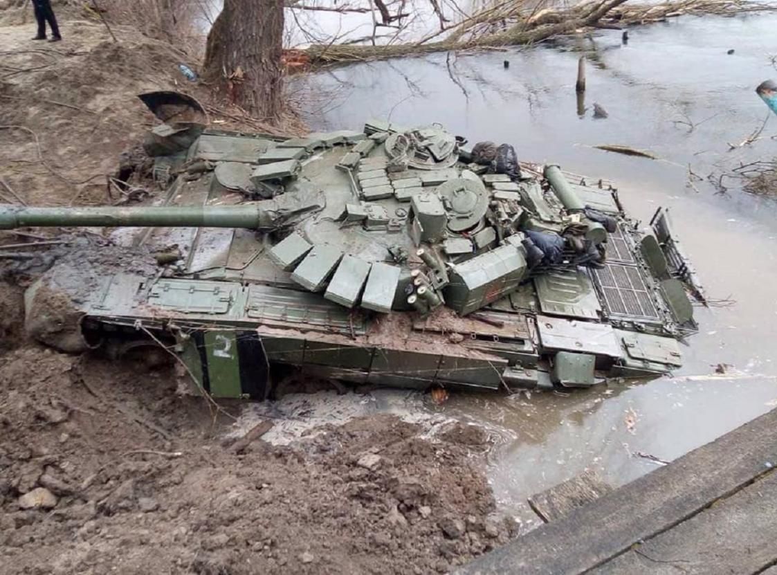 Российский танк пробил дно при попытке форсирования водной преграды и попал на видео