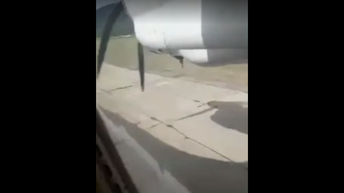 Дикие крики и сломанные шасси: пассажир снял момент аварии самолета "Ан-24" в России - видео