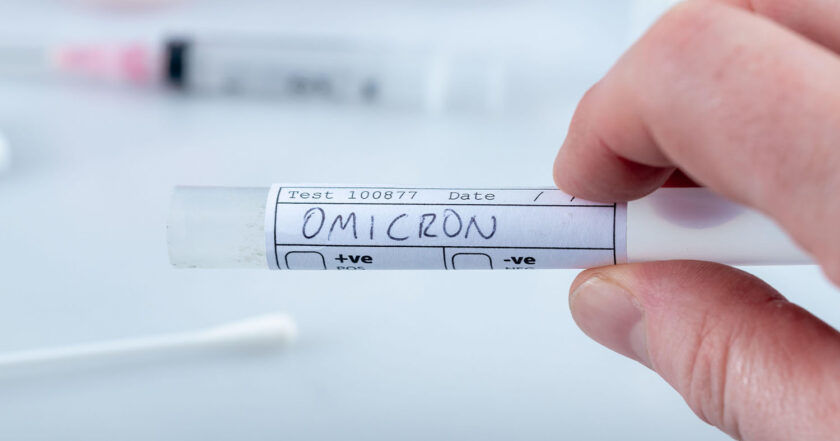 Когда наступит вспышка нового штамма коронавируса Omicron: санитарный врач дал прогноз 