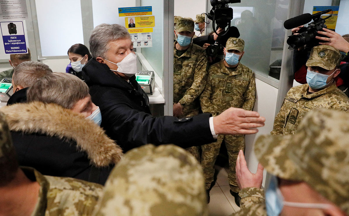​Порошенко выступил в аэропорту Киева, вспомнив свои заслуги и "заслуги" Зеленского