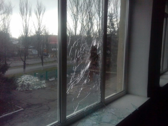 Оккупанты уже трижды за последнее время обстреляли школу в Марьинке: из-за подлых провокаций "ДНР" жизнь детей - в постоянной опасности (кадры)