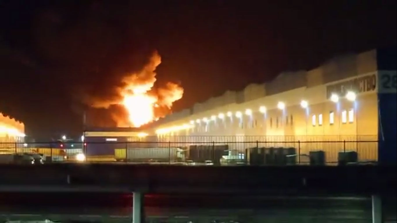 ​Россия в огне: опубликованы кадры пожара на одном из крупнейших складов в Подмосковье