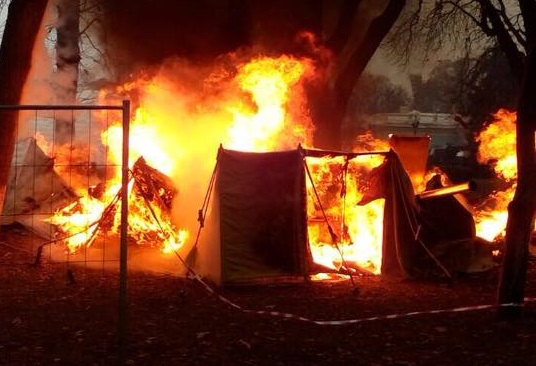 Пожар охватил одну из палаток протестующих под Верховной Радой: кадры с места ЧП и первые подробности