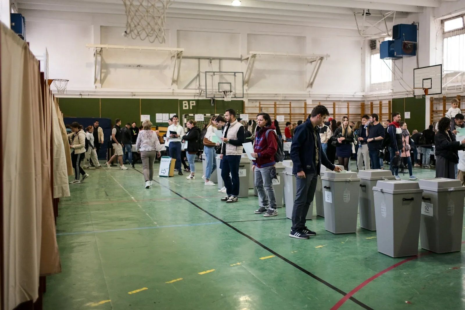 На выборах в Венгрии зафиксирован новый рекорд явки: люди массово идут на участки