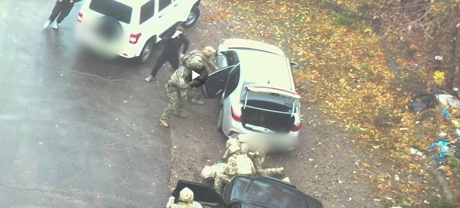 Російська ФСБ показала дивне відео із затриманням жителя "ДНР"... у взутті й одязі, як у ФСБшника