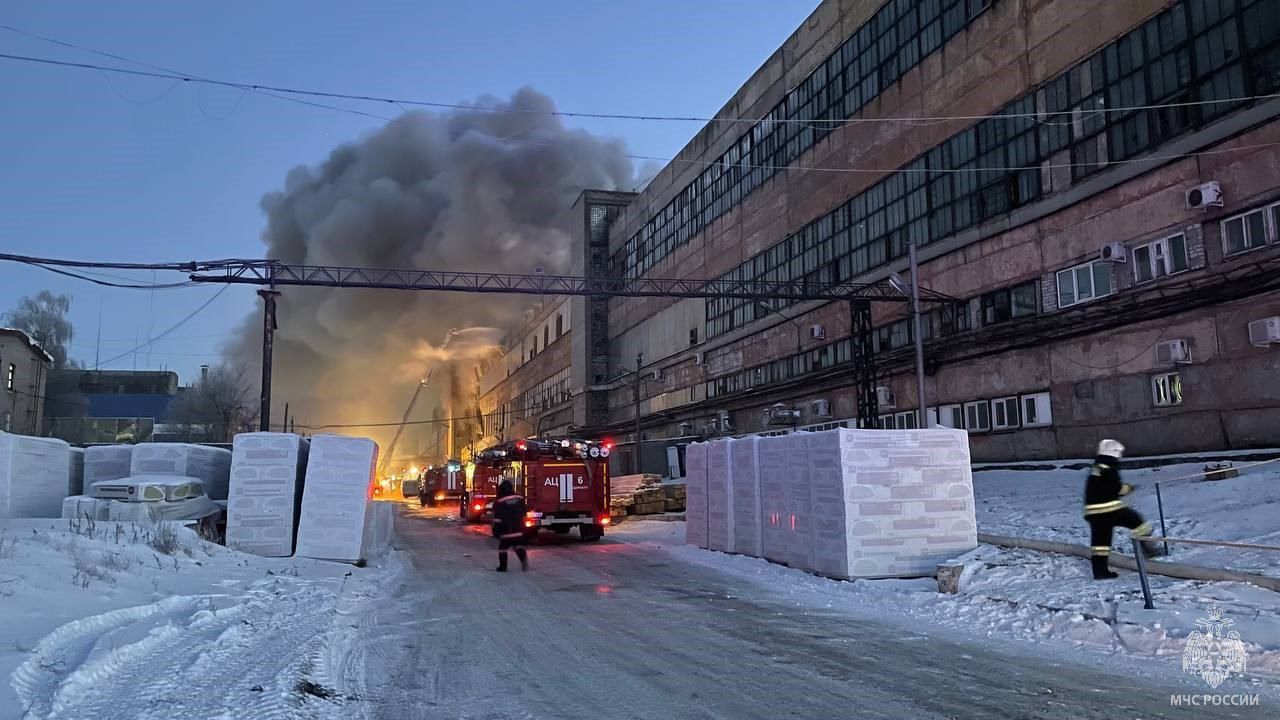 В Барнауле пылает завод по производству шин: пожарные столкнулись с крайне сложными условиями
