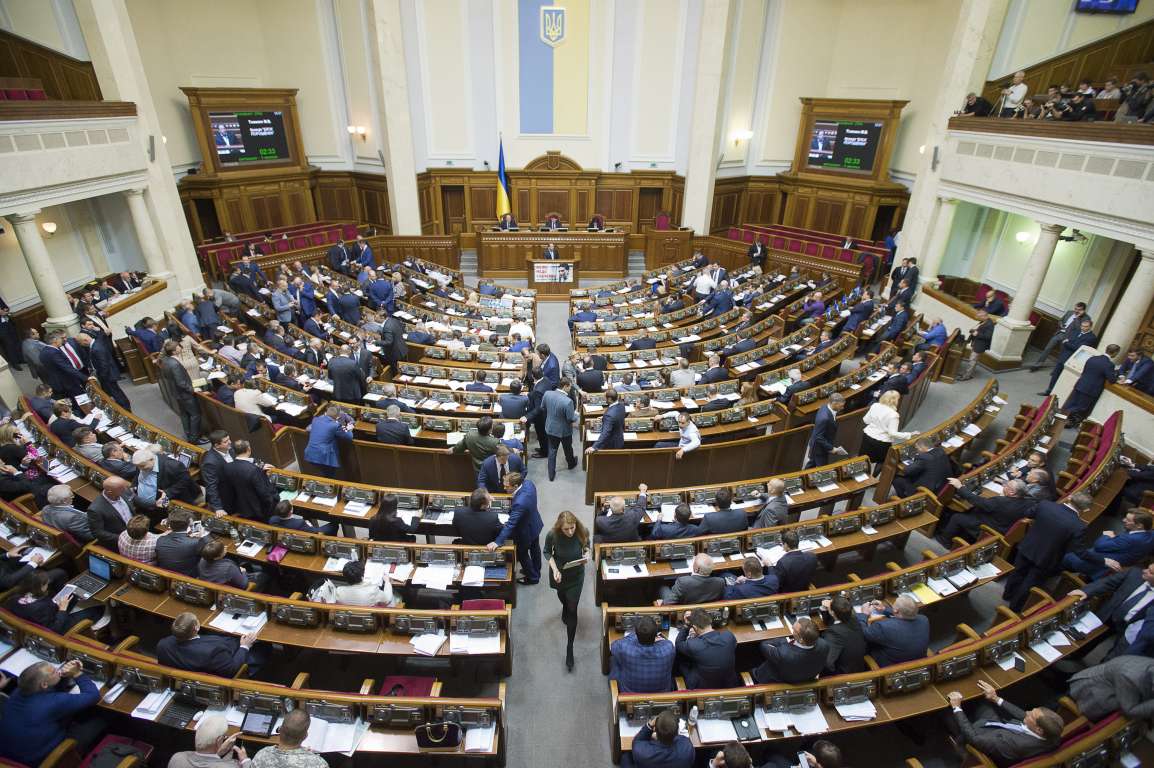 Почти половина украинцев за досрочные выборы: Центр Разумкова рассказал, какие партии имеют шансы войти в Парламент