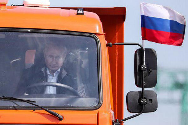 ​Фото обреченности в глазах Путина при открытии моста бьет все рекорды популярности в Сети