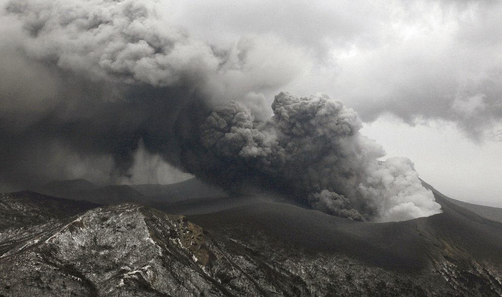 Япония в опасности: на юге страны "проснулся" вулкан Симмоэ - извержение уже началось, высота столбов пепла достигла 300 метров