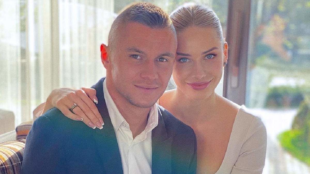 Футболист сборной Украины изменил жене, которая устроила скандал в Сети: появились фото  