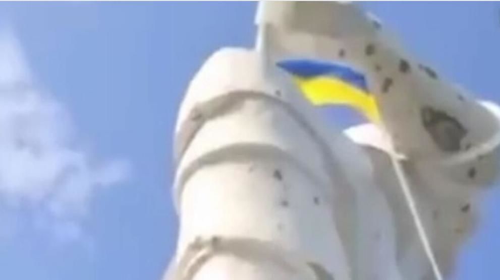 Боец ВСУ установил над Святогорском флаг Украины, дав обещание
