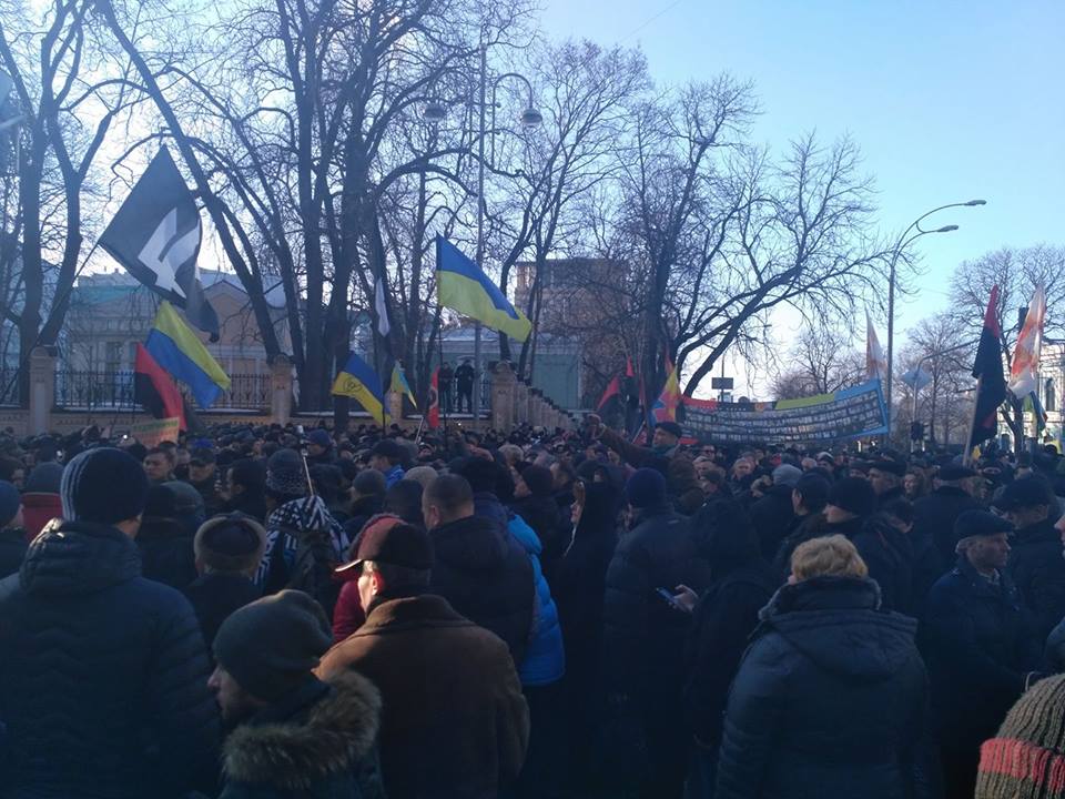 Участники блокады Донбасса устанавливают палатки на Банковой: "Мы останемся здесь, пока не будут освобождены наши герои из плена и не будет прекращена торговля на крови!"