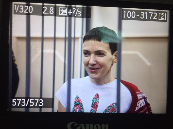 Надежду Савченко привели в зал суда в сопровождении вооруженной охраны с ротвейлером, - адвокат