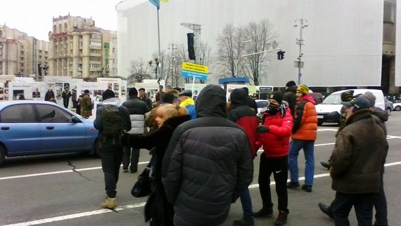 В центре Киева митингующие перекрыли дорогу и призывают устанавливать палатки для продолжения протеста